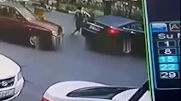 فیلم لحظه سرقت گردنبند طلا از مرد تهرانی / راننده شوکه شد