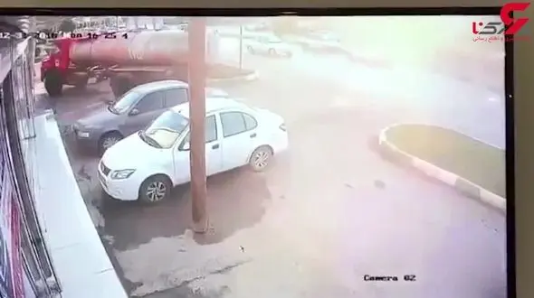  لحظه ورود ماشین آتش‌نشانی به نمایشگاه خودرو در اهواز + فیلم