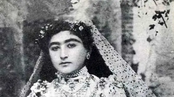 فیلم/ نگاهی به کاخ ویلای اعیونی داماد ناصرالدین شاه در منطقه شمیران با معماری خاص و کاغذ دیواری‌هایی از جنس طلا/ بالاخره پدر شادوماد مسئول خزانه‌داری و ضرب سکه بوده!