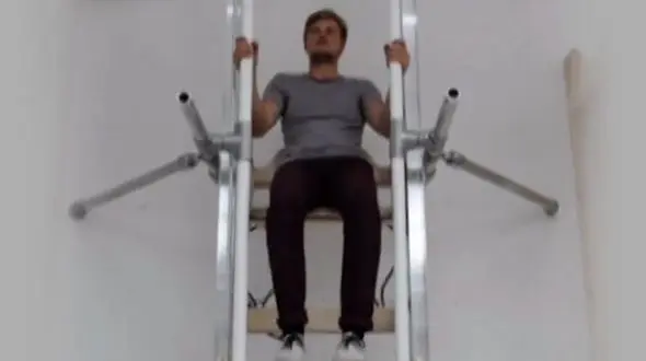 آسانسوری عجیب که با نیروی دست کار می کند + فیلم