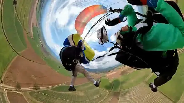 فیلم سقوط هولناک زن و مرد چترباز ! / بین زمین و آسمان بهم گره خوردند!