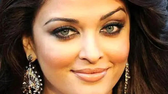 زیبایی مبهوت کننده آیشواریا، ستاره جذاب شرقی با لباس شاین خوشرنگش/ چه ست کرده با رنگای چشماش