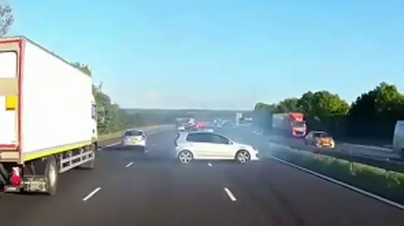 واکنش سریع راننده کامیون و جلوگیری از حادثه + فیلم