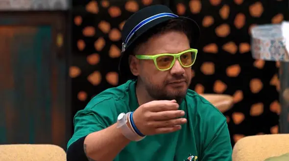 آقای علی صادقی؛ شما با اینهمه لباس گرانقیمت ترجیحا از خانه بیرون نیا!