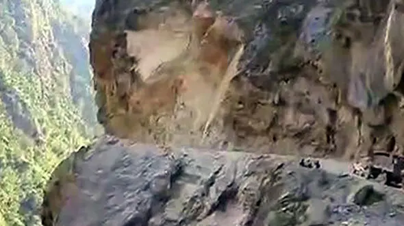 لحظه کنده شدن تکه های کوه + فیلم 