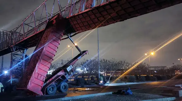 برخورد تریلر 18 چرخ با پل عابر پیاده / در بزرگراه آزادگان رخ داد!