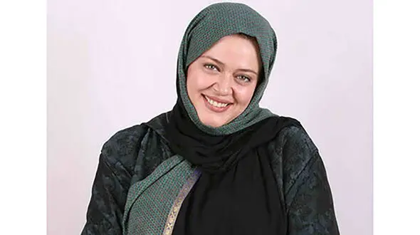 عکس صبحانه خوری بهاره رهنما  بعد شنا در استخر روباز !
