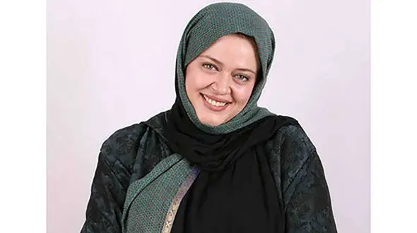 عکس صبحانه خوری بهاره رهنما  بعد شنا در استخر روباز !