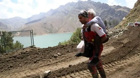 کمک نیروهای هلال احمر به دو زن باردار از میان سیل و آبگرفتگی /19 نفر در البرز مصدوم شدند