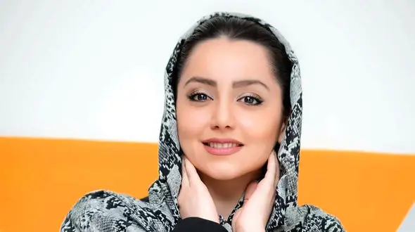  عکس  از نازنین بیاتی با چادر در خیابان