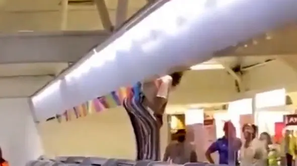 ببینید / زن شیک پوش فرودگاه امارات را ناآرام کرد / همه مسافران و کارمندان شوکه شدند + فیلم