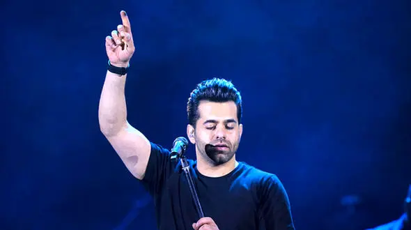 سلفی سرصبحی و متفاوت رضا بهرام در فرودگاه با پوششی امروزی و جوان‌پسند+عکس/ خواننده خوش صدا و بدون حاشیه