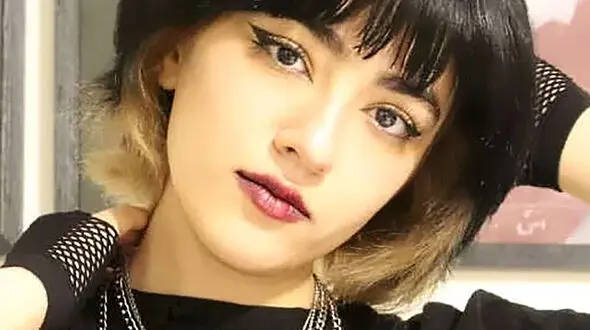 آخرین پیامک های نیکا شاکرمی در شب حادثه / این دختر چقدر تنها بود + عکس و جزییات