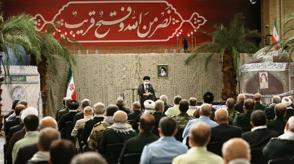 دیدار جمعی از فرماندهان و رزمندگان دفاع مقدس با رهبرانقلاب