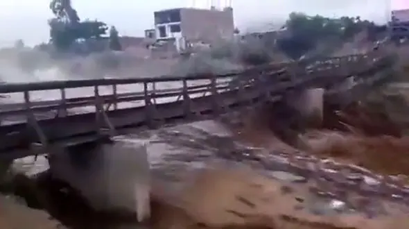 سیل ویران کننده در حال تخریب یک پل + فیلم وحشتناک
