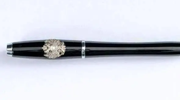 ماجرای فروش قلم رئیس جمهور در پاریس + عکس