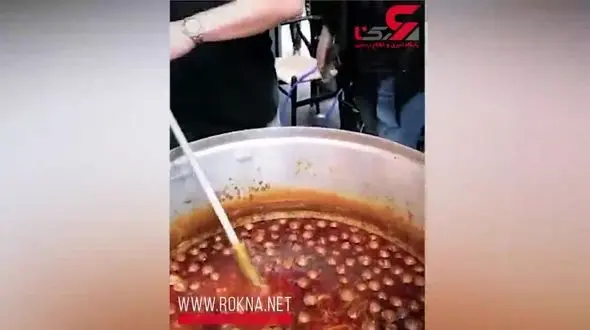 فرزاد فرزین پای دیگ قیمه نذری در روز عاشورا+فیلم