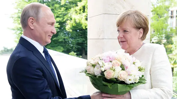 دسته گل جنجالی پوتین برای مرکل + عکس