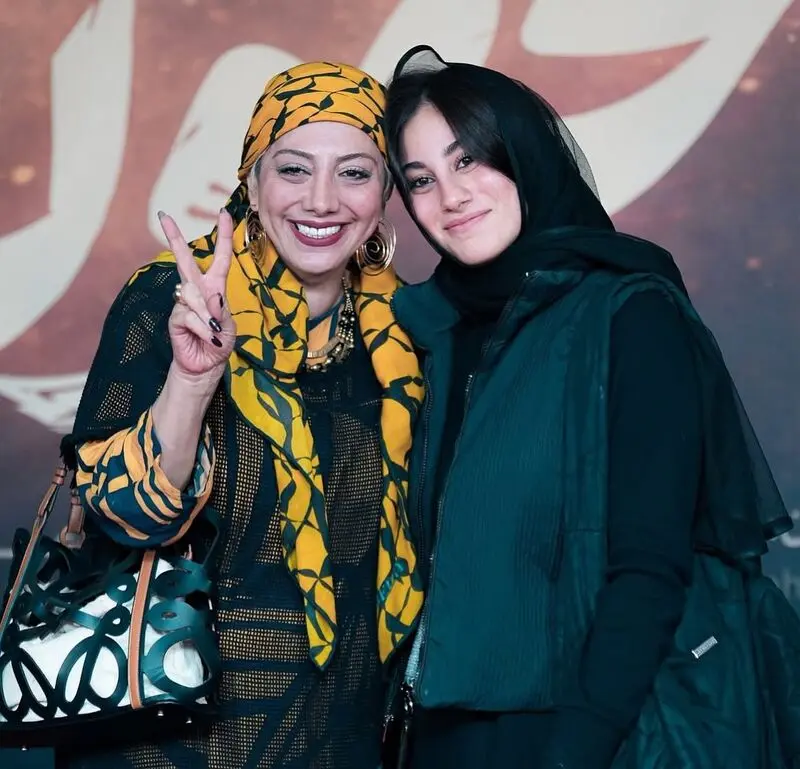 زهرا داوودنژاد به اتفاق دخترش یلدا در مراسم اکران خصوصی فیلم «مجنون»