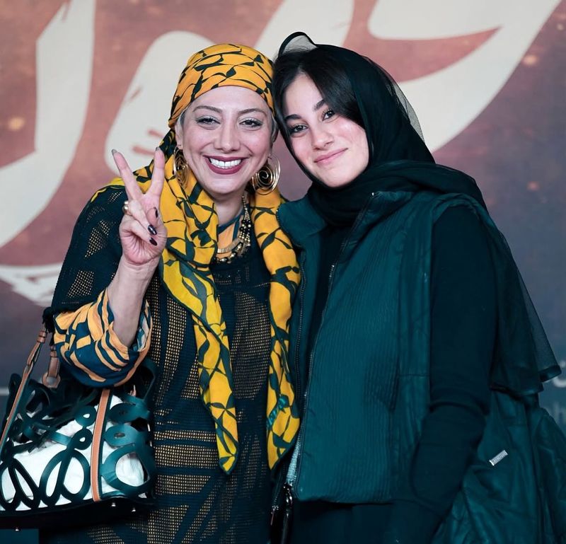 زهرا داوودنژاد به اتفاق دخترش یلدا در مراسم اکران خصوصی فیلم «مجنون»