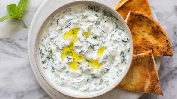 طرز تهیه ماست و خیار یونانی در روزهای گرم تابستان