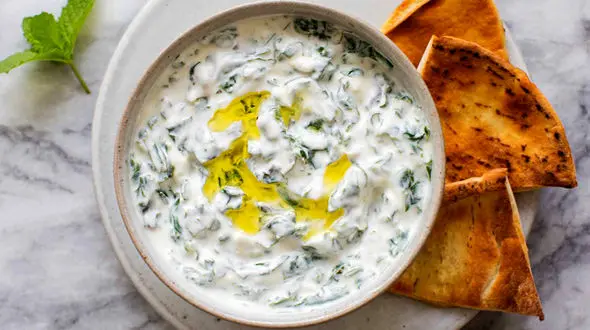 طرز تهیه ماست و خیار یونانی در روزهای گرم تابستان