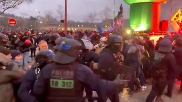  بازداشت بیش از ۲۰ معترض و استفاده پلیس از گاز اشک‌آور در اعتراضات پاریس + فیلم