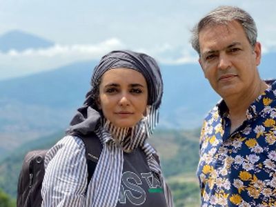چیدمان منزل شاهانه و سنتی لیندا کیانی، بازیگر سریال «وضعیت سفید» و همسرش با حال و هوای ایرانی/ از مبلمان مدرن و پرده‌های اعیانی تا گل شمعدونی