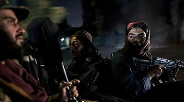 مرد دیوانه با اسلحه کلاشینکف 2 مرد با لباس طالبان را کشت