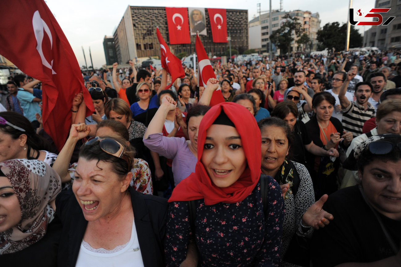 تظاهرات زنان ترکیه در مخالفت و موافقت با حجاب