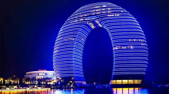 اقامت رویایی در عجیب ترین هتل چینی + فیلم 