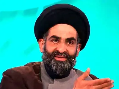 فیلم / این روحانی را در مصلی با رهبری آیت الله مجتبی خامنه ای اشتباه گرفتند / روایت از زبان واعظ موسوی
