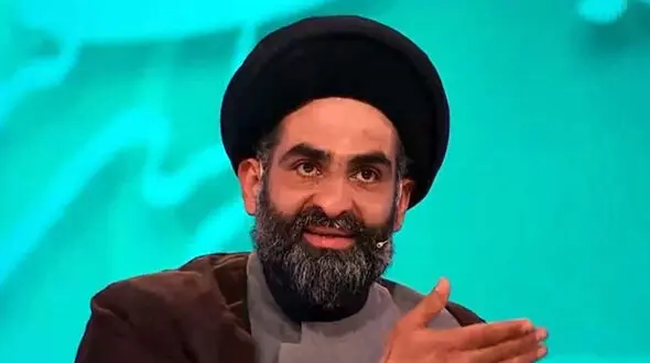 فیلم / این روحانی را در مصلی با رهبری آیت الله مجتبی خامنه ای اشتباه گرفتند / روایت از زبان واعظ موسوی