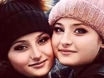 عکس/ قاب زیبا و تماشایی از سارا و نیکا در یک مراسم خاص / تغییر چهره باورنکردنی دوقلوهای سریال پایتخت