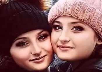 عکس/ قاب زیبا و تماشایی از سارا و نیکا در یک مراسم خاص / تغییر چهره باورنکردنی دوقلوهای سریال پایتخت