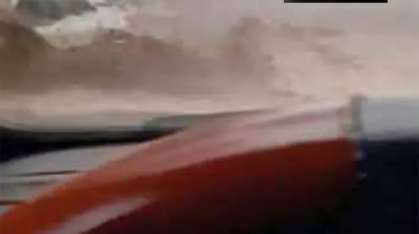 گفتگو با جوان مشهدی که هنگام سیل داخل ماشین محبوس شده بود + فیلم او وایرال شد