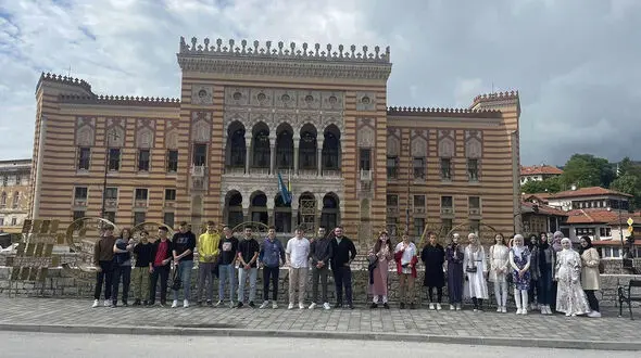 یونیفرم دختران در مدارس ایران به شادی دانش آموزان توجه ندارد/ رئیس پلیس پایتخت بوسنی فارغ التحصیل مدرسه ایرانی است