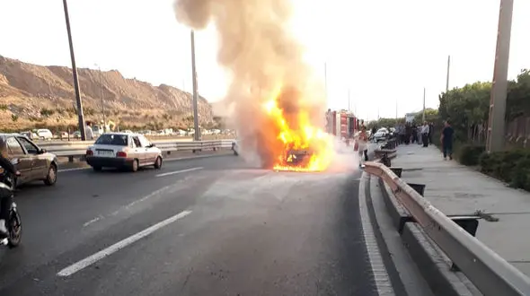 آتش گرفتن پژو وسط بزرگراه یادگار امام تهران + عکس