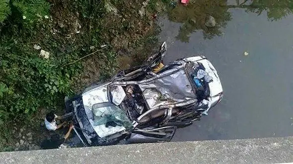 ببینید / سقوط وحشتناک یک خودرو به دره از نمای راننده