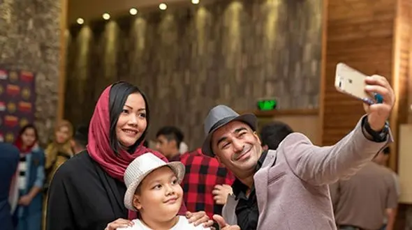 یوسف تیموری: ازدواج با یک دختر ایرانی سخت بود/همسر تایلندی یوسف تیموری: اوایل فکر می کردم یوسف دروغگو است فکر می کردم اهل ترکیه یا کشورهای عربی غیرخلیجی باشد