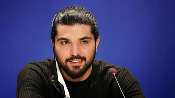 سلیقه خاص سینا مهراد در انتخاب ماشین شاسی بلندش به عنوان لوکیشن عکاسی جشن تولدش با رونمایی از کیک سه طبقه با تم سینمایِ آقای بازیگر+ عکس