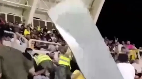 مجروح شدن هوادار بر اثر ریزش سقف ورزشگاه پارس + فیلم