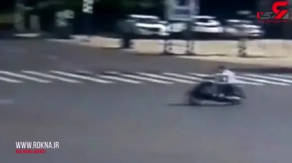 تصادف شدید موتور با خودرو پس از عبور از چراغ قرمز + فیلم