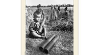 ماجرای عکسی دردناک / حمل توپ های جنگی توسط کودکان خردسال+ تصویر