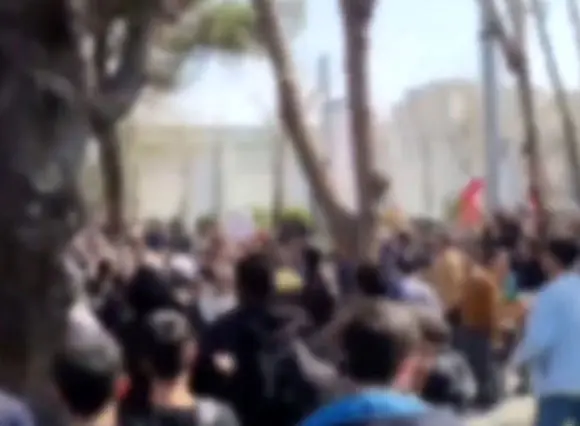 فیلم / رئیس دانشگاه شریف در جمع دانشجوان معترض: دشمن می‌خواهد آموزش مجازی باشد/ ناوتو آوردی اینجا؟ ما می رویم سر کلاس 