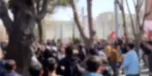 فیلم / رئیس دانشگاه شریف در جمع دانشجوان معترض: دشمن می‌خواهد آموزش مجازی باشد/ ناوتو آوردی اینجا؟ ما می رویم سر کلاس 