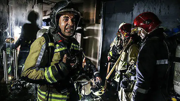 حضور سگ های زنده یاب در محل حادثه ساختمان پلاسکو / ساختمان بیمه است/ طرح ترافیک تا 5 عصر