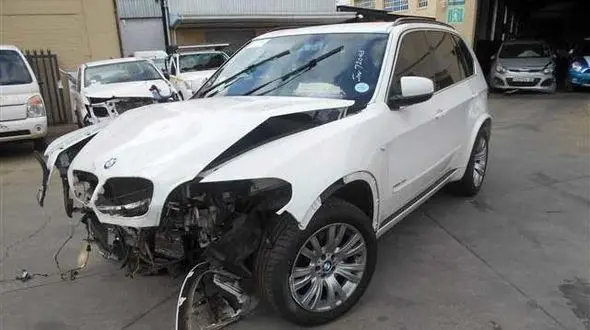 ببیند در یک تصادف چه بلایی سر بی ام و  شاسی بلند و خودروهای لوکس آمد+ فیلم و عکس