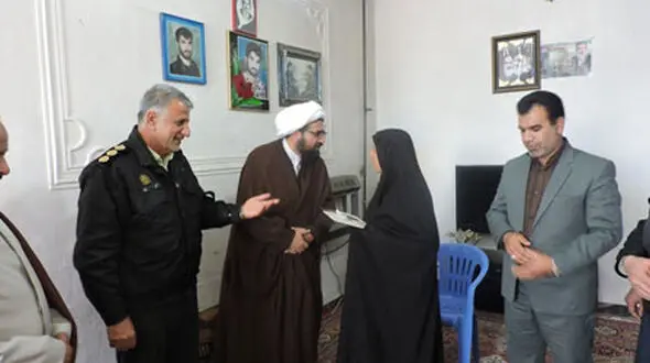 دیدار فرمانده انتظامی "کوار" با خانواده شهدای ناجا