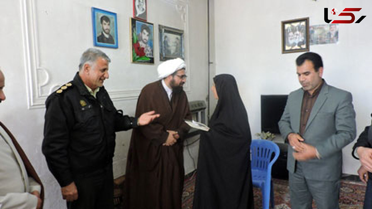 دیدار فرمانده انتظامی "کوار" با خانواده شهدای ناجا